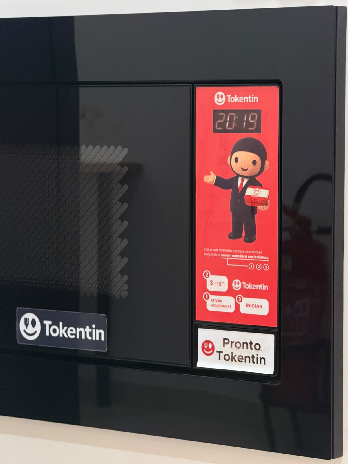 Equipamento de autoatendimento Tokentin em ambiente parceiro